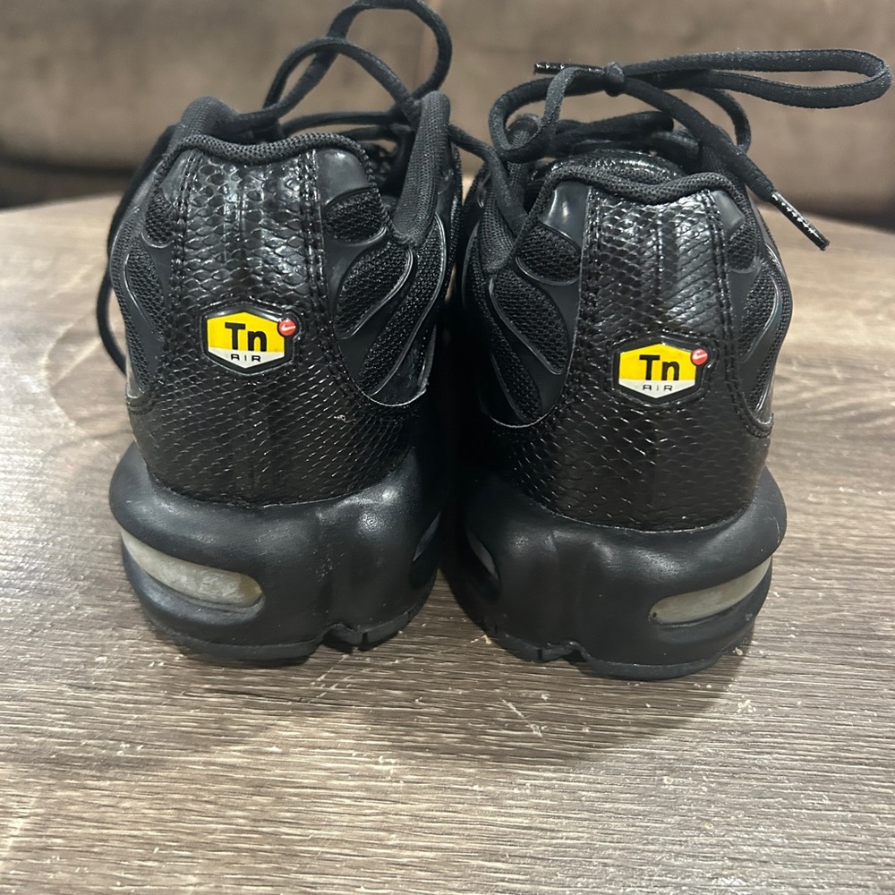 Nike Men's Black and Gold Sneakers - Picture 7 of 7